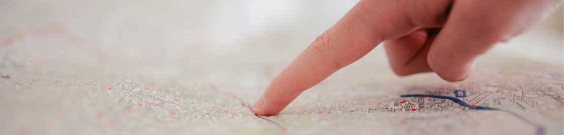Dedo indicando sitio en mapa